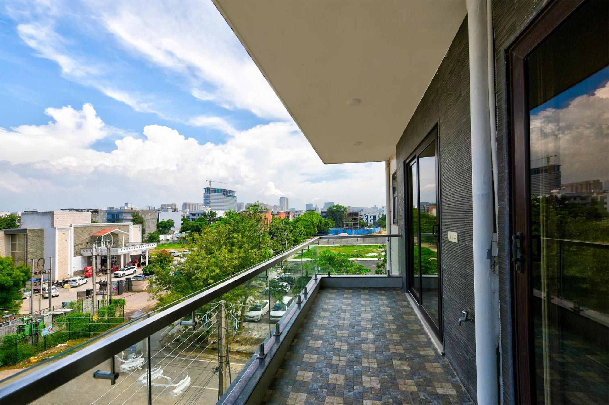 Hotel Leaf 9 Boutique, Near Golf Course Road And Galleria Market グルガウン エクステリア 写真